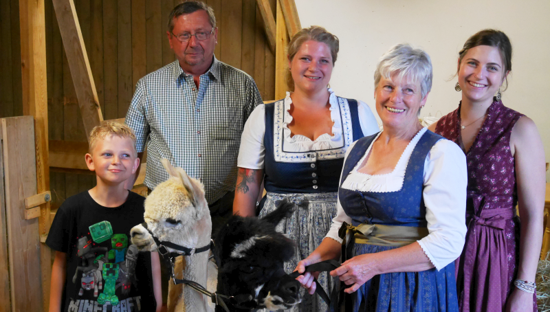 Mit den Alpakas im Stall - Familien Moser und Schreiner